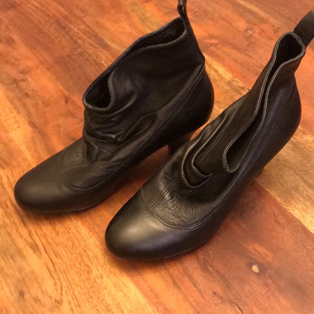 🎂Steve Madden Betsey Black Ankle Boot with Heel🎂